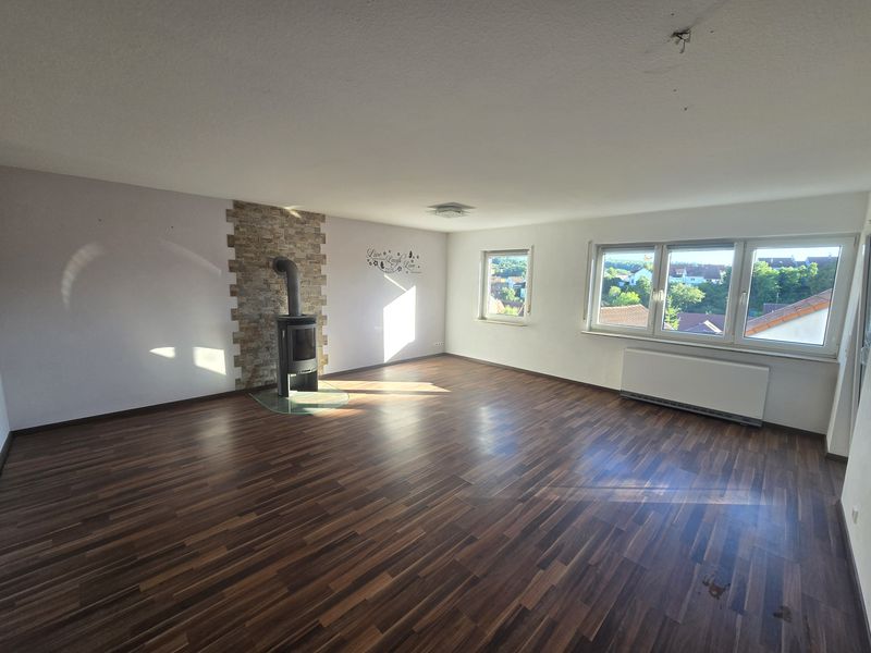 Helle 3-Zimmer-Wohnung mit Terrasse, Loggia und Schwedenofen in Gechingen